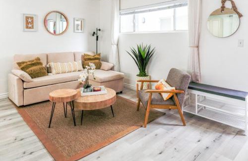 Balboa Peninsula Apartamento | Modern Coastal 1BR w King Bed & EV and Just Steps Away to the Shore!