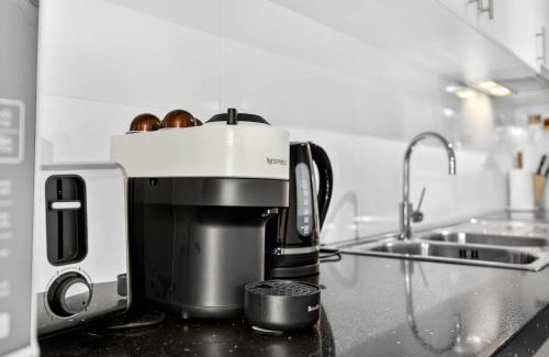 Rockingham Apartamento | Modern Coastal Escape in the Heart of Rockingham