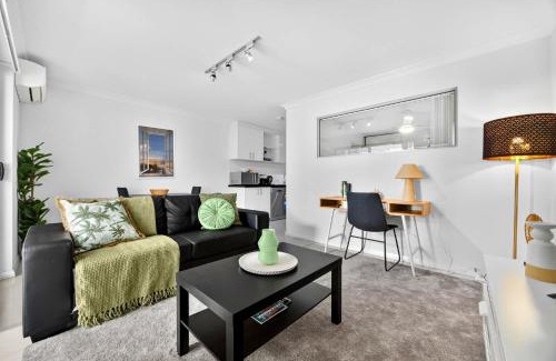 Rockingham Apartamento | Modern Coastal Escape in the Heart of Rockingham