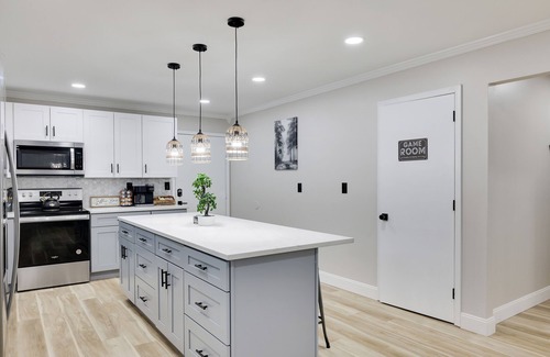 Tobyhanna Casa | ✨ Modern Colonial ✨ Hot Tub ✨ Karaoke ✨ Game Room ✨ EV Charger ✨ King Bed ✨