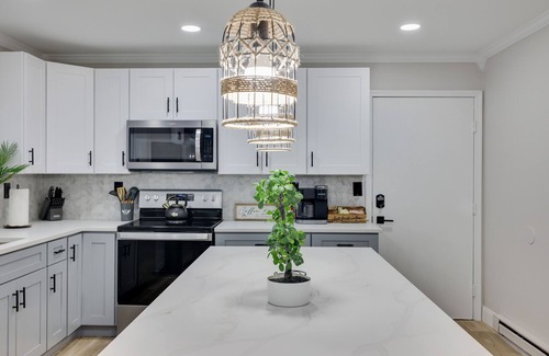 Tobyhanna Casa | ✨ Modern Colonial ✨ Hot Tub ✨ Karaoke ✨ Game Room ✨ EV Charger ✨ King Bed ✨