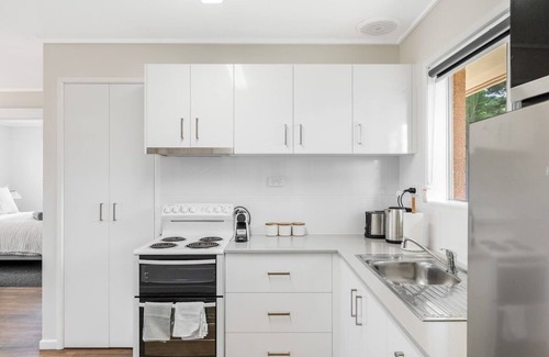 Centenary Heights Apartamento | Modern Comfort in Quiet Neighbourhood!