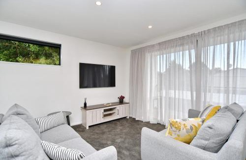 Phillipstown Casa | Modern Comfort 2BR Townhouse Near CBD - Christchurch Holiday Homes