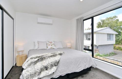 Phillipstown Casa | Modern Comfort 2BR Townhouse Near CBD - Christchurch Holiday Homes