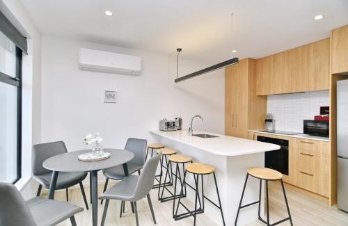 Phillipstown Casa | Modern Comfort 2BR Townhouse Near CBD - Christchurch Holiday Homes