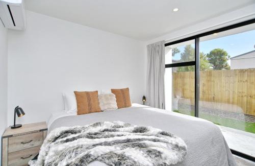 Phillipstown Casa | Modern Comfort 2BR Townhouse Near CBD - Christchurch Holiday Homes