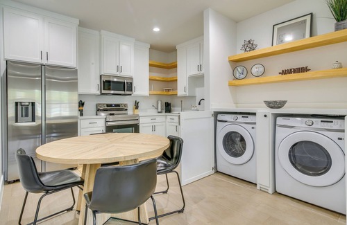 Brownsville Casa | Modern Comfort: Centrally Located Brownsville Home