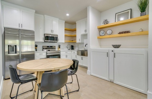 Brownsville Casa | Modern Comfort: Centrally Located Brownsville Home