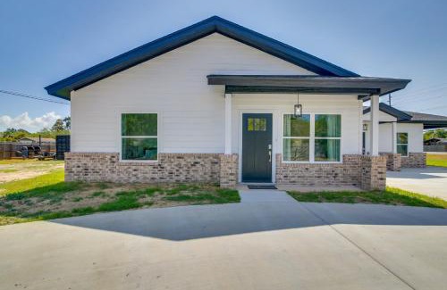 Brownsville Casa | Modern Comfort Centrally Located Brownsville Home