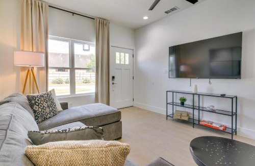 Brownsville Casa | Modern Comfort Centrally Located Brownsville Home