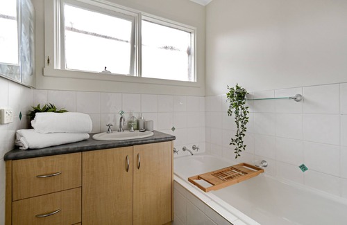 Belmont Casa | Modern Comfort Close to the Surf Coast