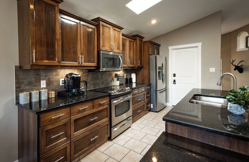 South Lethbridge Casa | Modern Comfort, cozy family home for work & leisure in the luxurious Southside