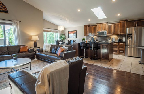 South Lethbridge Casa | Modern Comfort, cozy family home for work & leisure in the luxurious Southside