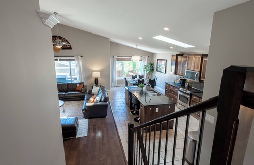 South Lethbridge Casa | Modern Comfort, cozy family home for work & leisure in the luxurious Southside