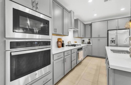 Elk Grove Casa | Modern Comfort: Elk Grove Edition