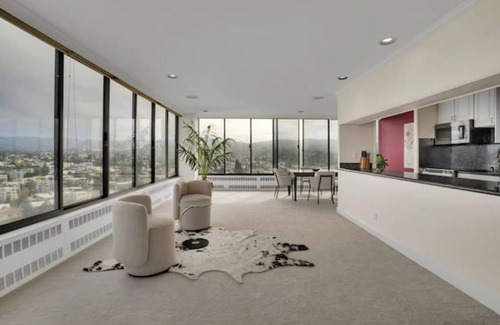 Cleveland Heights Condominio | Modern Comfort: Lake Merritt Edition
