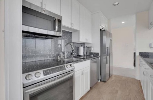 Cleveland Heights Condominio | Modern Comfort: Lake Merritt Edition