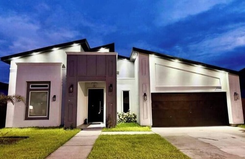 Olmito Casa | Modern Comfort near Zoo & Space