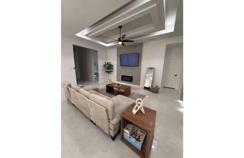 Olmito Casa | Modern Comfort near Zoo & Space