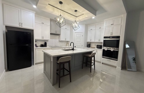 Olmito Casa | Modern Comfort near Zoo & Space