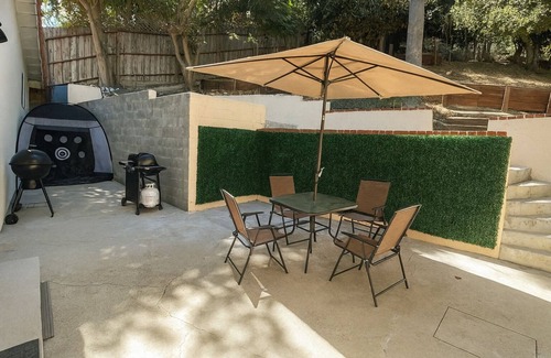Studio City Casa | Modern Comfort near Universal