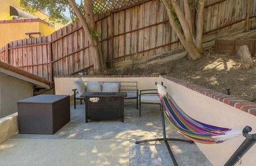 Studio City Casa | Modern Comfort near Universal