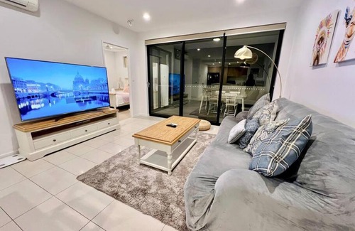 Macgregor Apartamento | Modern Comfort near Westfield