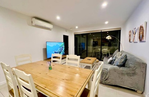 Macgregor Apartamento | Modern Comfort near Westfield
