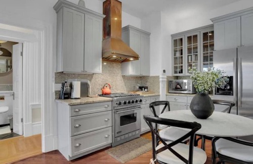 Cole Valley Casa | Modern Comfort: San Francisco Rooftop Edition