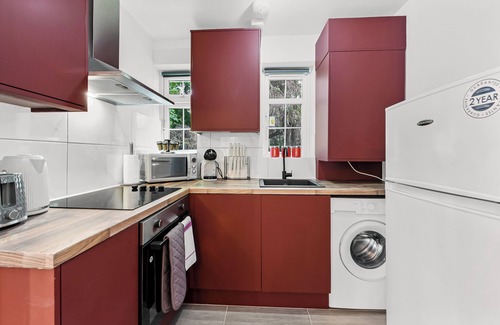 Garden Suburb Apartamento | Modern Comfort: Stylish 2BR Haven for 5