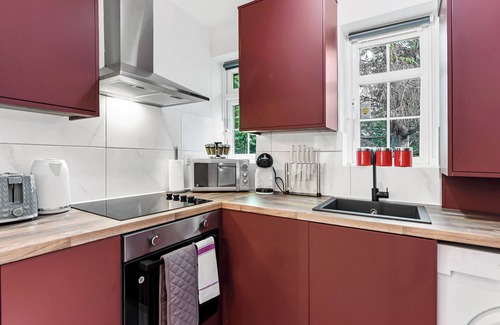 Garden Suburb Apartamento | Modern Comfort: Stylish 2BR Haven for 5