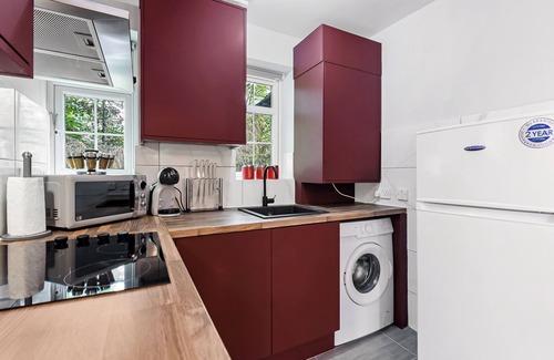 Garden Suburb Apartamento | Modern Comfort: Stylish 2BR Haven for 5