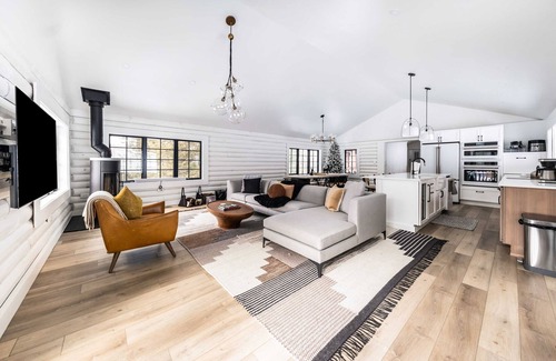 Warwick Casa | Modern Comfort Timeless Charm | Log Cabin Retreat