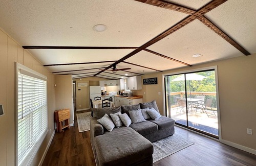 Baxter Casa | Modern Comfort w/Waterfall Views