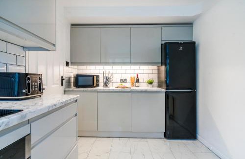 Thurlow Park Apartamento | Modern Comfort with Free Parking - High Speed WiFi - 8 Mins to Station & Smokers Balcony