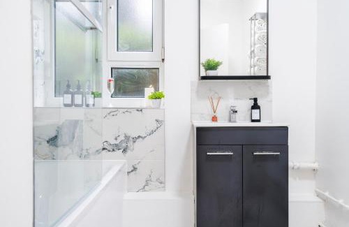 Thurlow Park Apartamento | Modern Comfort with Free Parking - High Speed WiFi - 8 Mins to Station & Smokers Balcony