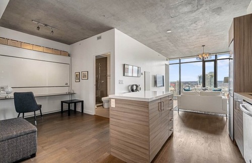 Connaught Apartamento | Modern Comfort with Views, Parking, Office & AC
