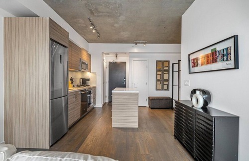 Connaught Apartamento | Modern Comfort with Views, Parking, Office & AC