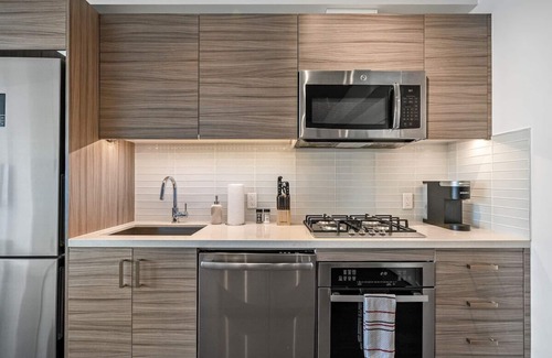 Connaught Apartamento | Modern Comfort with Views, Parking, Office & AC