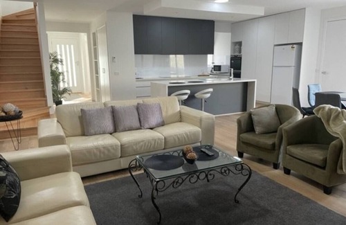 Thomastown Casa | Modern Comfortable Home, close to transport, 17k CBD