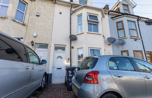 Luton Casa | Modern Comfortable Studio with kitchenette for 1-2 people, close to station