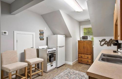 North Chesterfield Casa | Modern Comforts, Classic Charm: Neighborhood Gem