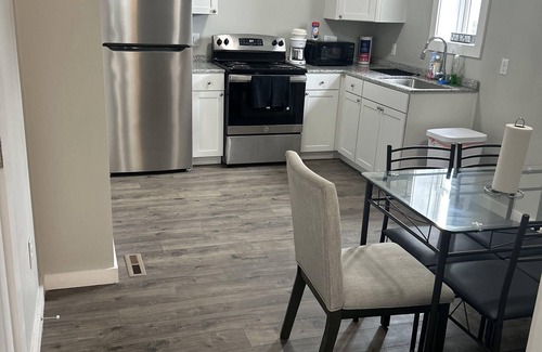 Oswego Apartamento | Modern Comforts: Discover the Best of Oswego from Our Stylish Retreat!