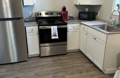 Oswego Apartamento | Modern Comforts: Discover the Best of Oswego from Our Stylish Retreat!