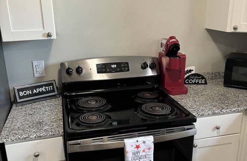 Oswego Apartamento | Modern Comforts: Discover the Best of Oswego from Our Stylish Retreat!