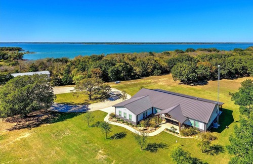 Pilot Point Otro | Modern, Comfy & Stylish Farmhouse - Direct Lake Access/Fishing Pond/Wildlife