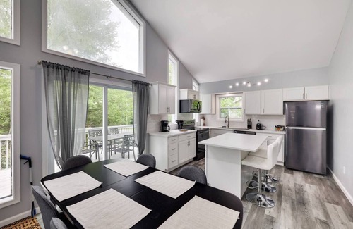 Tobyhanna Chalet De Esquí | Modern, Community Lake & Pool, Jacuzzi, Fire Pit