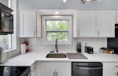 Tobyhanna Chalet De Esquí | Modern, Community Lake & Pool, Jacuzzi, Fire Pit