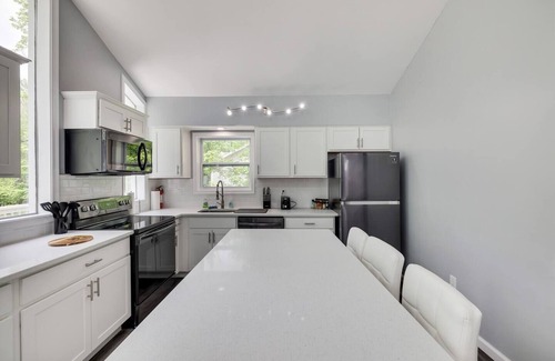 Tobyhanna Chalet De Esquí | Modern, Community Lake & Pool, Jacuzzi, Fire Pit