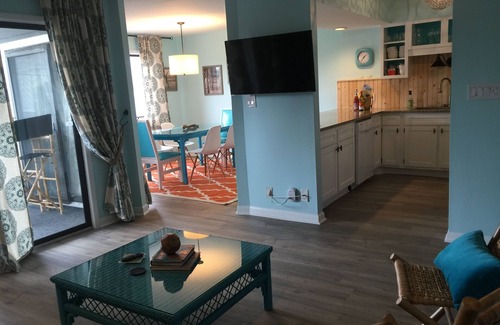 Surfside Beach Condominio | Moderno, completamente renovado 2 recámaras 2 baños con vista al mar